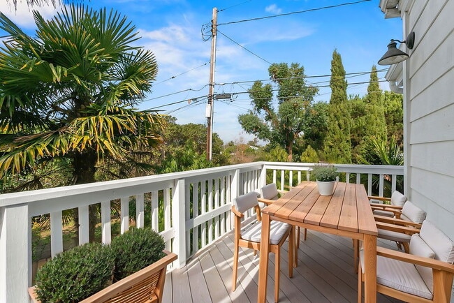 Building Photo - 940 Dogwood St