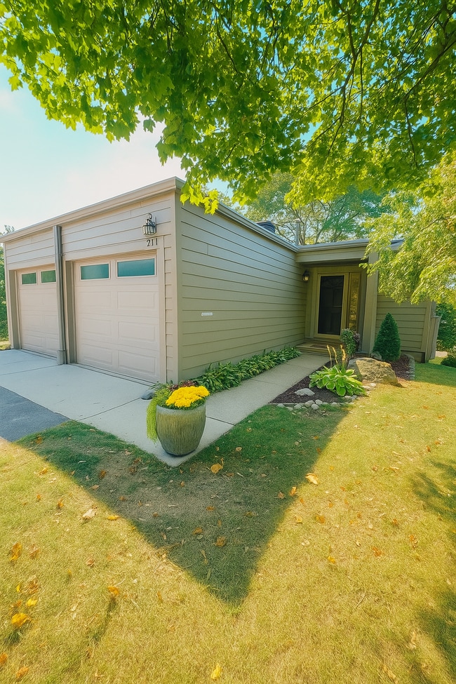 Building Photo - 711 Skynob Dr
