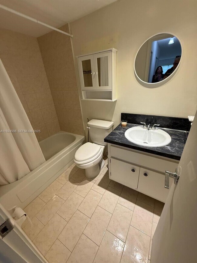 Foto del edificio - 8101 SW 72nd Ave