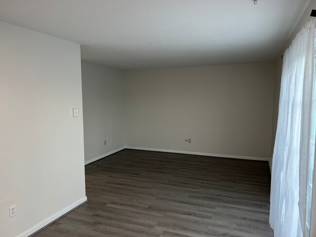 06 - Cuarto de baño con área de espera - 934 N Main St