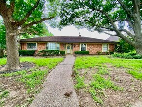 Building Photo - 223 Woodcrest Dr