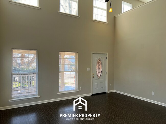 Foto del edificio - Spacious 4BR Huntsville Home with Hardwood Floors, Island Kitchen & Fenced Yard