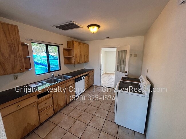 Building Photo - 835 W Tipton Dr