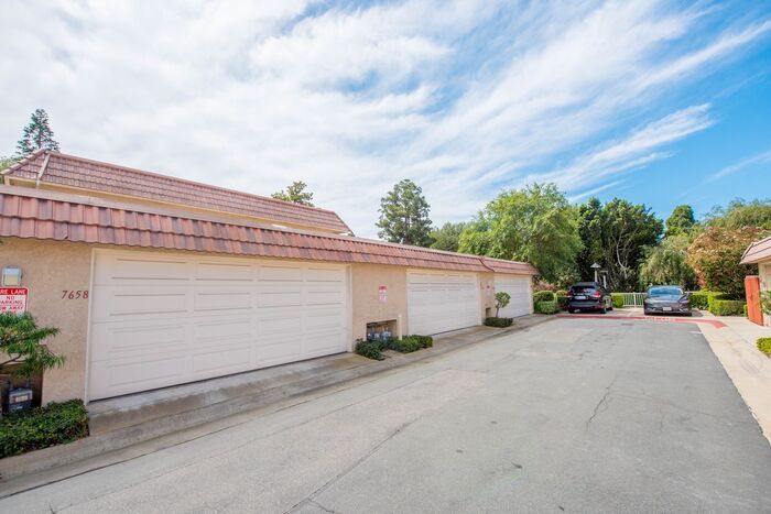 Building Photo - Charming 2 Bedroom, 2 and a half Bath Townhome in Huntington Beach!