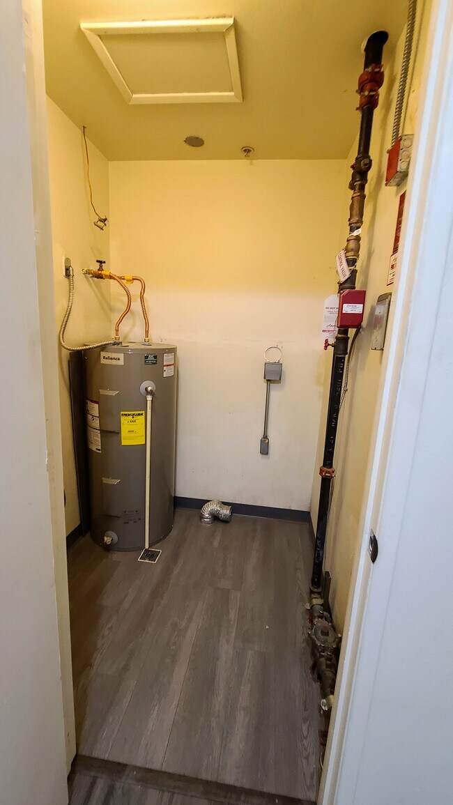 washer and dryer hookups - 2428 White Ave