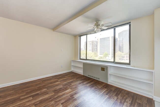 Building Photo - Spacious & Bright Junior One Bedroom at Ri...
