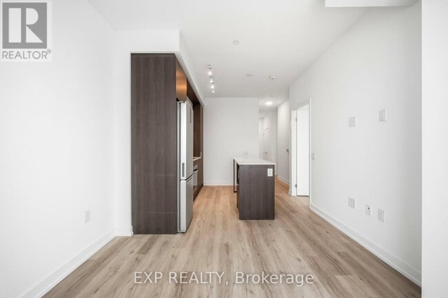 Photo du bâtiment - 395 Square One Dr