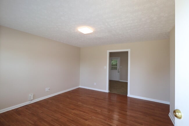 Building Photo - 212 Foxwood Dr