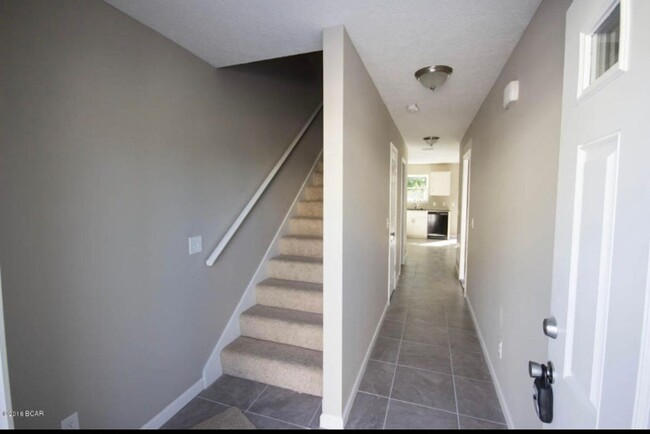 Building Photo - Cute townhome with 3 bd,2.5 bath, with gar...