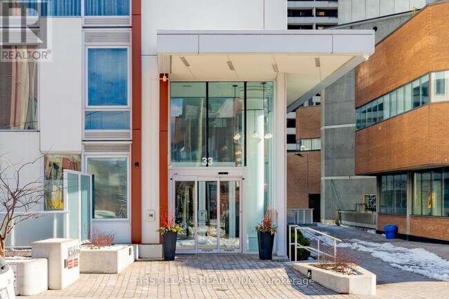 Photo du bâtiment - 33 Helendale Ave