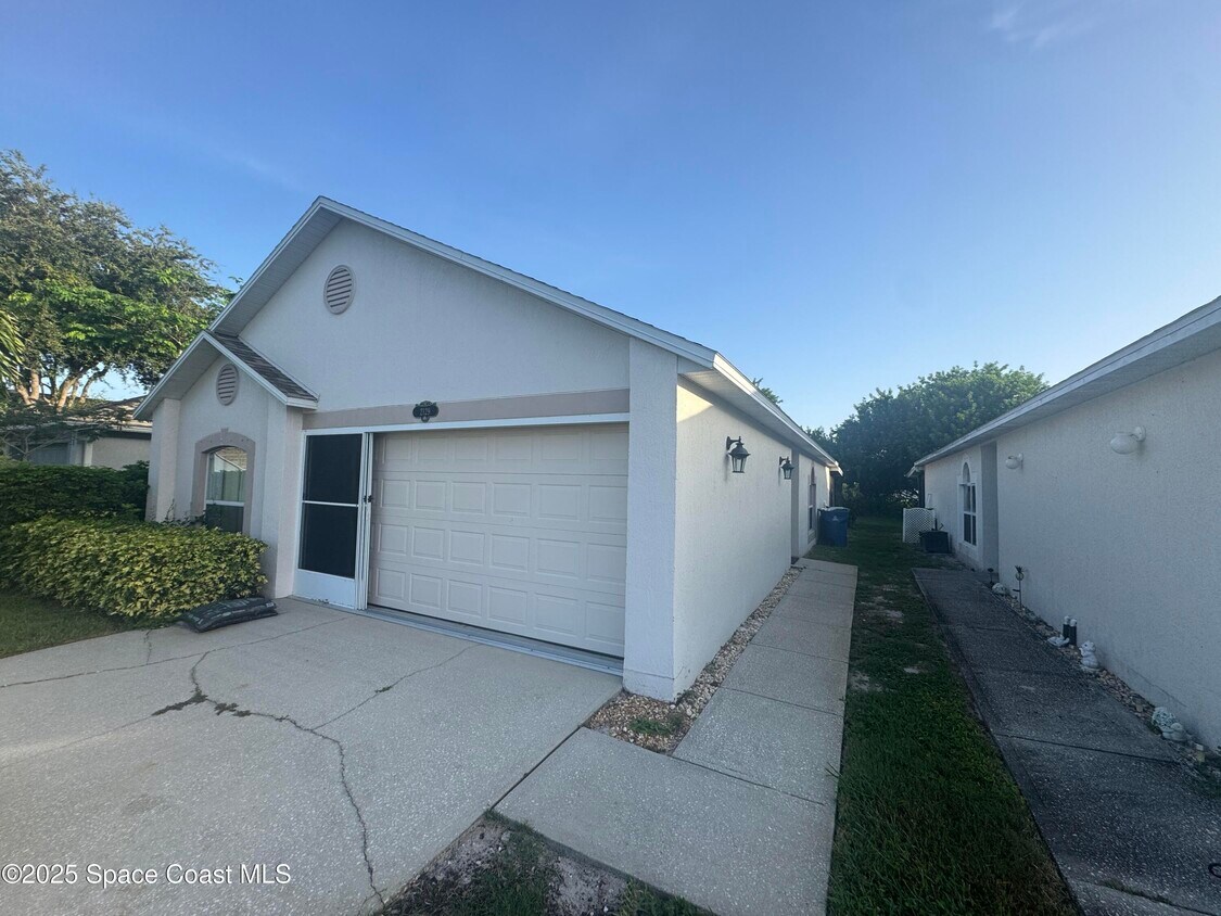 Foto principal - 2129 Redwood Cir