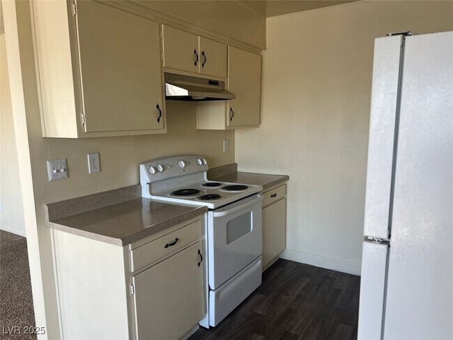 Building Photo - 1388 E Desert Inn Rd