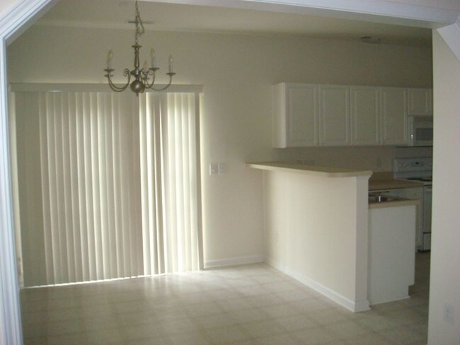 Building Photo - Lovely 3BR/2.5BA with 2 car garage and loft
