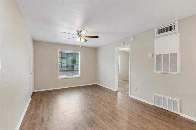Building Photo - 1516 Broadmoor Dr