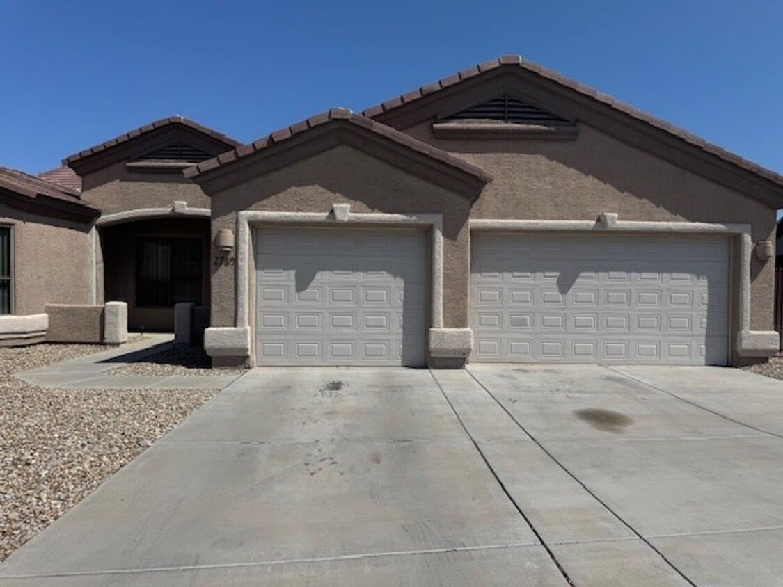 Primary Photo - 3 Bedroom Exec Home Bullhead Parkway close...