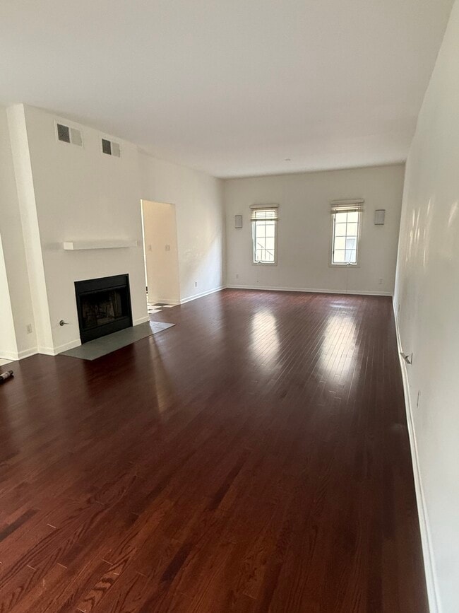 Living Rm unit A - 532 Pier Ave