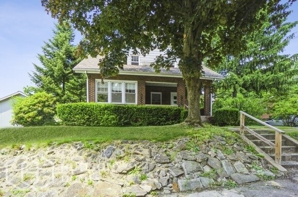 Building Photo - AVAILABLE NOW! - 887 Quarry Place, Sharon,...