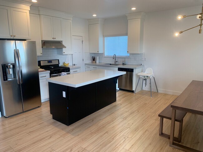 Building Photo - 44 E 425 N
