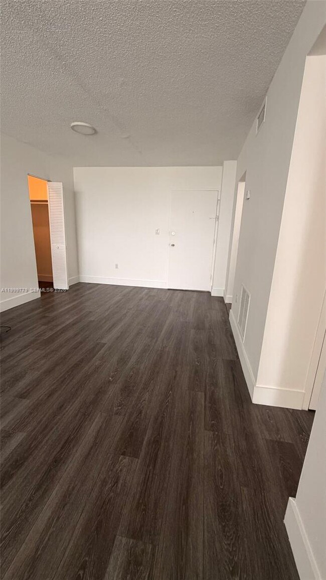 Foto del edificio - 1865 79th Street Causeway