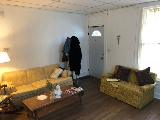 Foto del edificio - 1 bedroom, 1 bath duplex: Available August 2026!