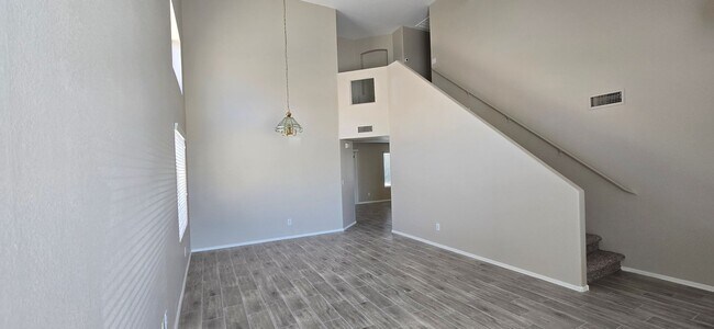 Building Photo - UPDATED 4 BEDROOM HOUSE NEAR 101 LOOP/OLIVE