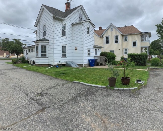 Building Photo - 17 E Hanover Ave