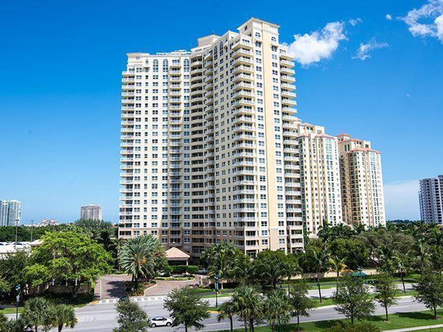 Foto principal - 19501 W Country Club Dr