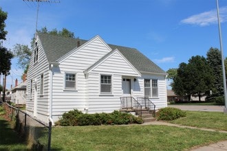 Building Photo - 1050 E 8th St