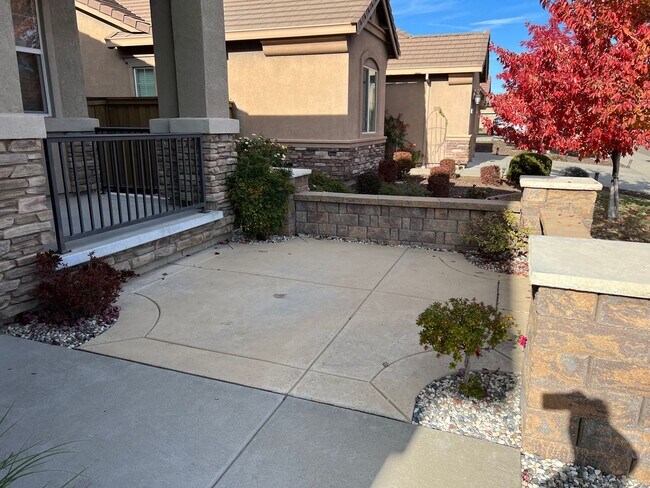 Foto del edificio - Desirable and Spacious 5-Bedroom Home in Empire Ranch!