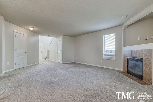 Foto del edificio - Spacious 4 bedroom, 2.5 bathroom, Two Stor...