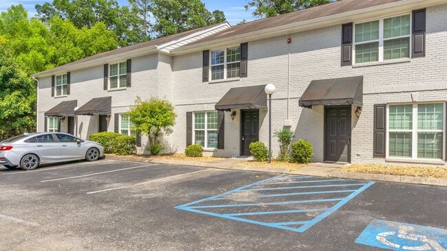 Building Photo - East Brainerd | 2 Beds, 2.5 Baths, Patio, ...