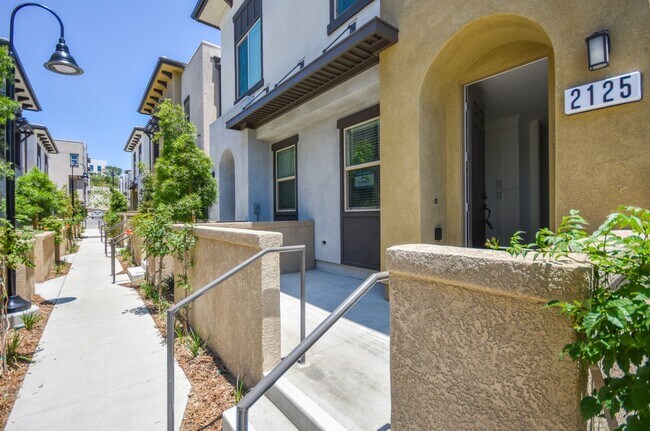 Building Photo - Great 4 Bedroom Condo!