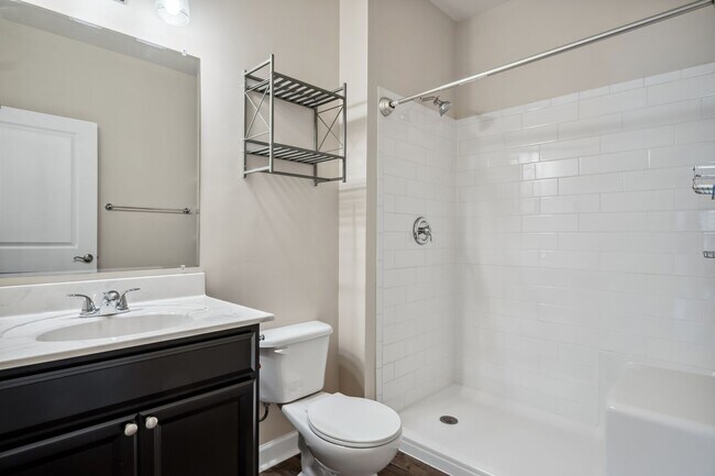 Building Photo - 3 bed/ 3 1/2 bath.  Dog Friendly.