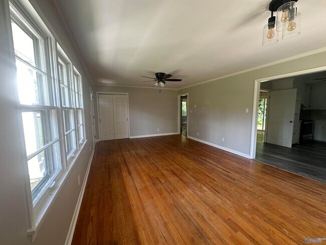 Foto del edificio - 2007 College St SE