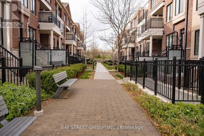 Photo du bâtiment - 10 Carnation Ave