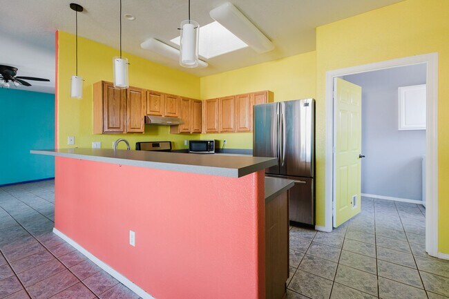 Foto del edificio - Spacious 4 Bedroom Home with Fireplace