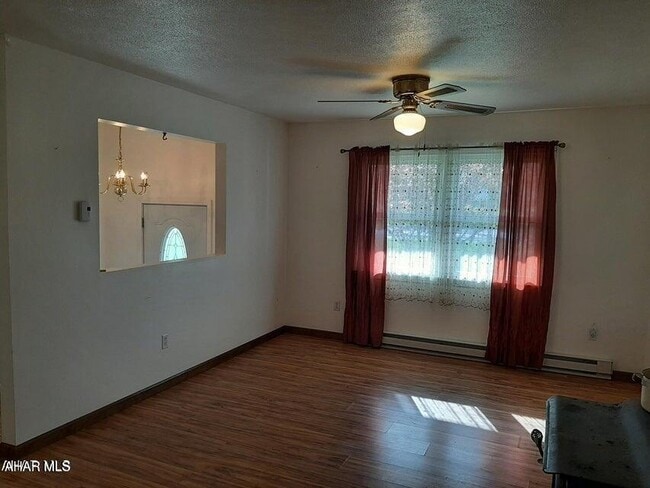Building Photo - 306 Red Oak Ln