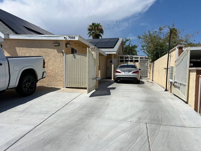 Building Photo - Coming in November! Renovated 3BD/2BA sing...