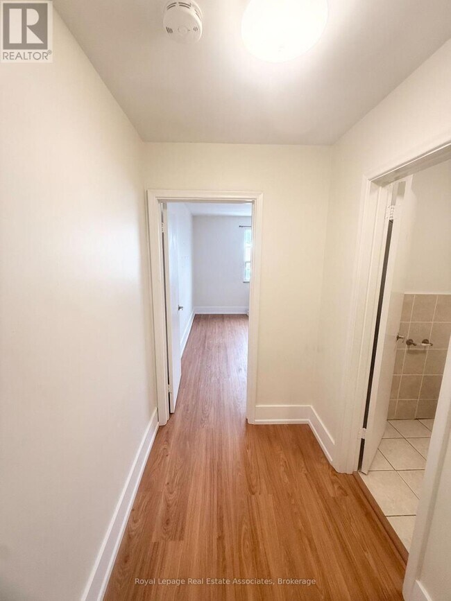 Building Photo - 237 Lakeshore Rd E