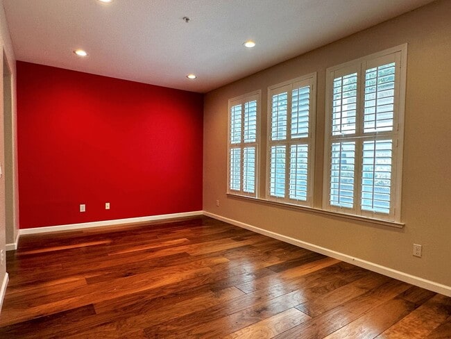 Building Photo - Gorgeous 3 bedroom, 2 and a half bathroom townhome in Hamilton Field for rent!