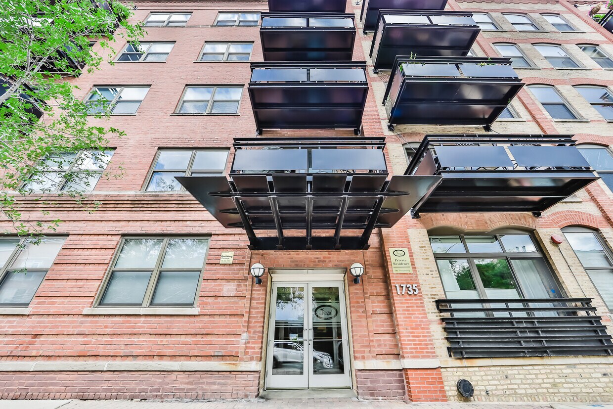 Foto principal - 1735 W Diversey Pkwy