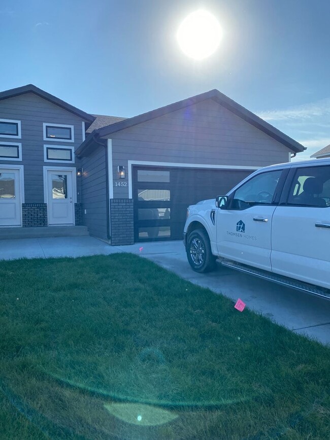 Building Photo - Beautiful 4 bed 2 bath Townhome for rent!