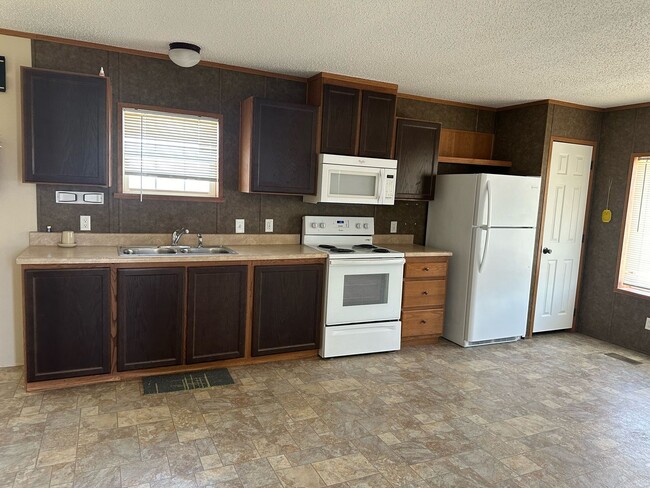 Building Photo - 3 Bed, 2 Bath Trailer