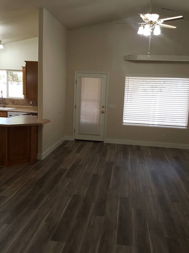 Foto del edificio - Bright Home with 2 Car Garage