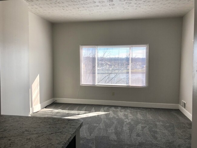 Building Photo - Mt Adams River Views!