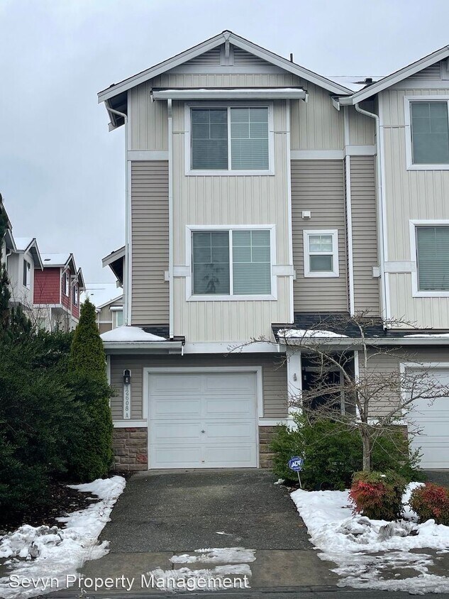 2 br, 2.5 bath House 12608 3rd Ave SE. A House Rental in Everett