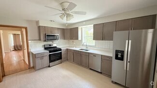 Building Photo - 3030 N Oleander Ave
