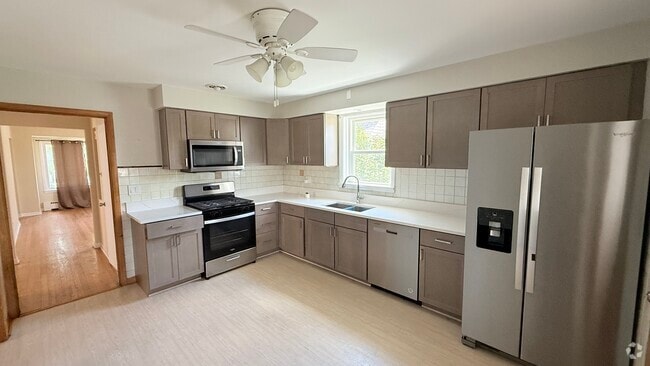 Building Photo - 3030 N Oleander Ave