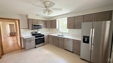 Building Photo - 3030 N Oleander Ave