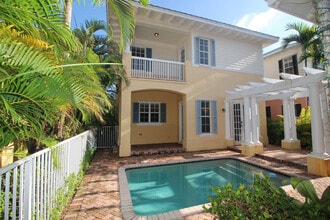 224 W Bay Cedar Cir